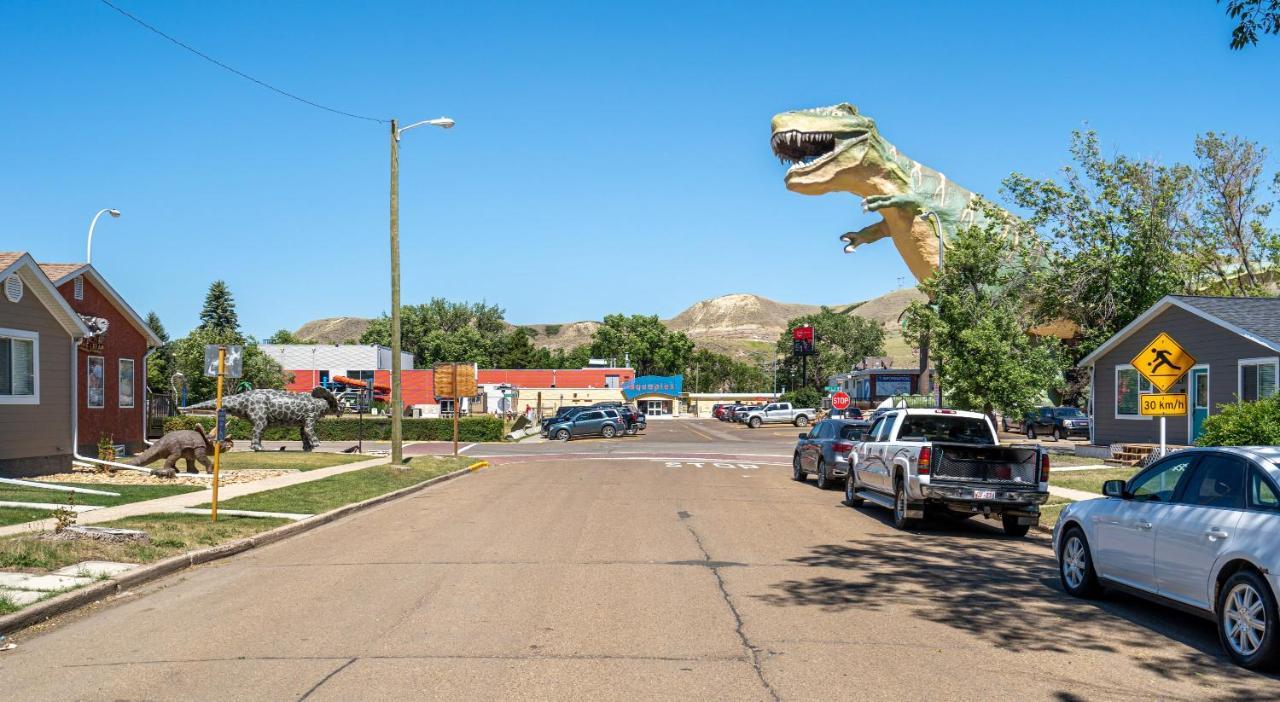 Raptor Retreat L Central L Big Dinosaur L Sleeps 9 Drumheller Eksteriør billede